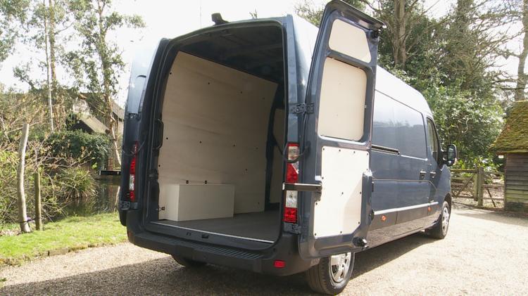 RENAULT MASTER MWB DIESEL FWD MM33 Blue dCi 135 Advance Medium Roof Van